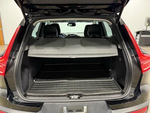 Used 2023 Volvo XC40 B5 Plus image 15