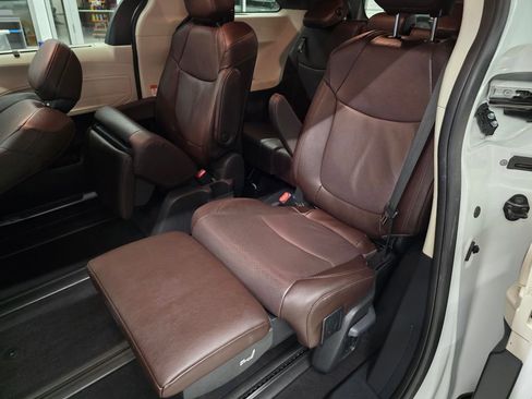 Used 2024 Toyota Sienna Platinum FWD image 35