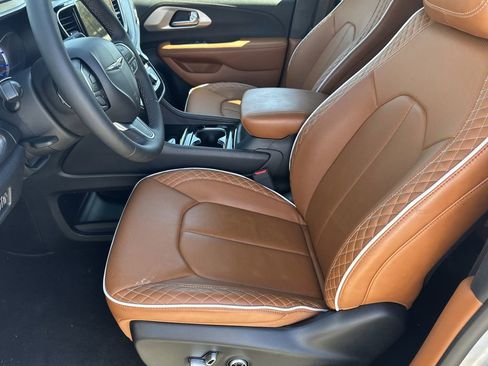 Used 2024 Chrysler Pacifica Pinnacle FWD image 14