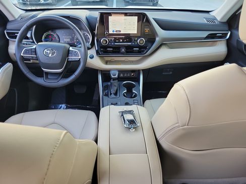 Used 2025 Toyota Highlander XLE AWD/4WD image 29