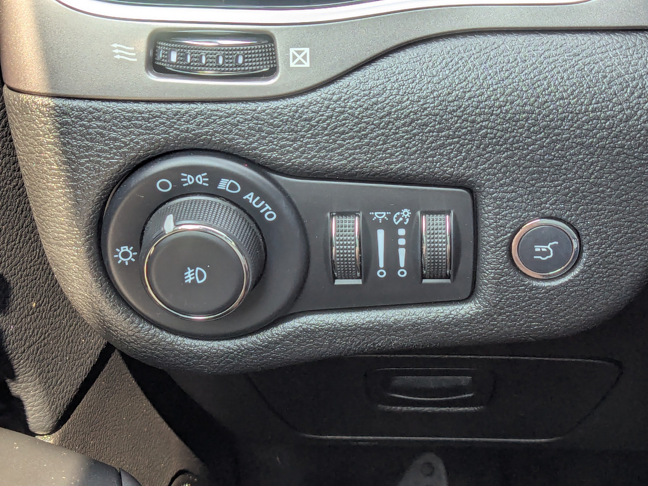 Used 2022 Jeep Cherokee Limited AWD/4WD image 31