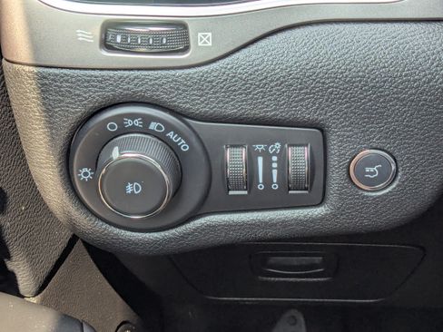 Used 2022 Jeep Cherokee Limited AWD/4WD image 31