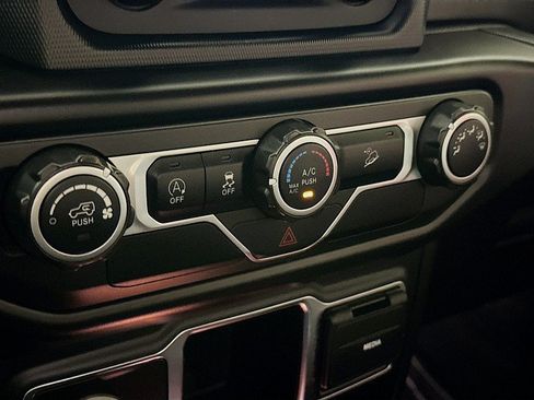 Used 2018 Jeep Wrangler Sport AWD/4WD image 16