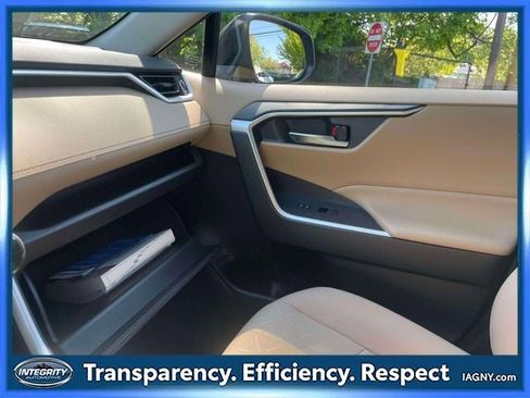 Certified 2020 Toyota RAV4 XLE w/ All Weather Liner Package AWD/4WD image 33