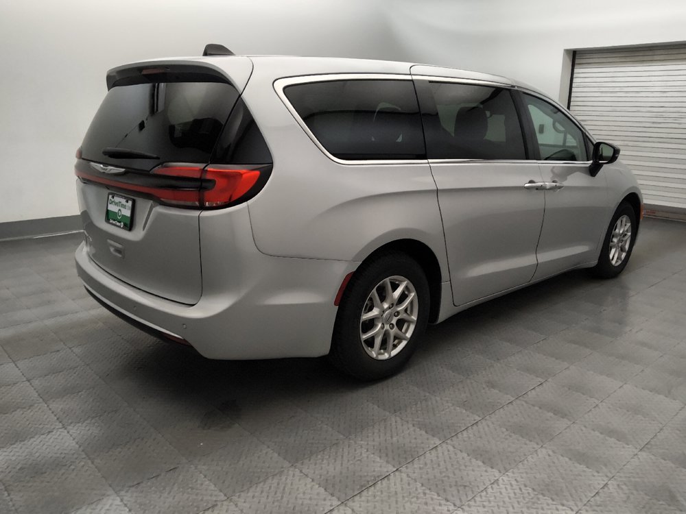 Used 2024 Chrysler Pacifica Touring-L FWD image 9