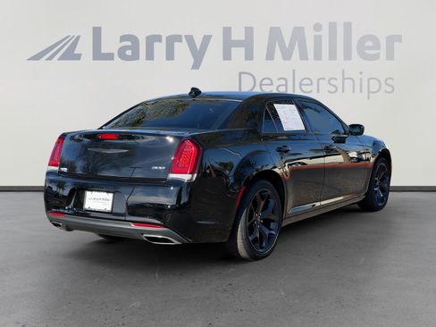 Used 2023 Chrysler 300 Touring w/ Sport Appearance Package image 6