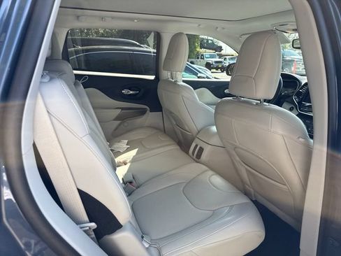 Used 2020 Jeep Cherokee Limited w/ Luxury Group AWD/4WD image 10