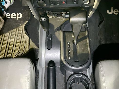 Used 2010 Jeep Wrangler Unlimited Rubicon image 17