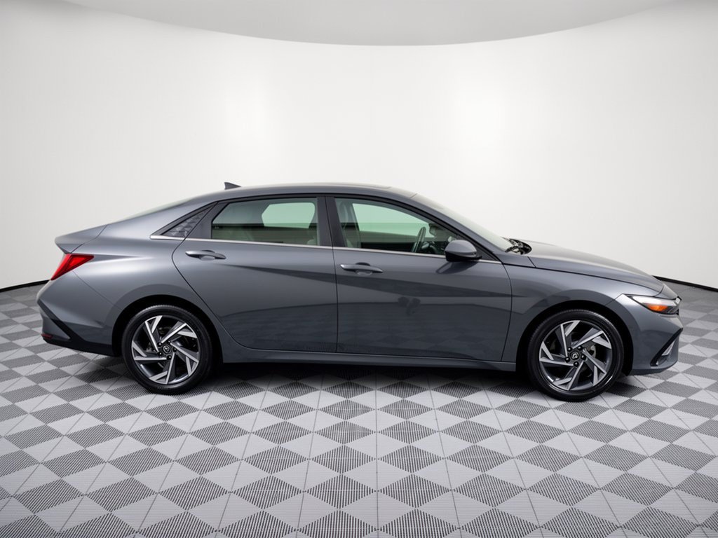 Used 2025 Hyundai Elantra SEL FWD image 8