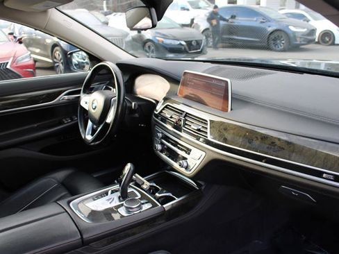 Used 2020 BMW 750i xDrive w/ Cold Weather Package image 12