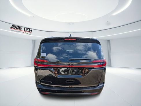 New 2026 Chrysler Pacifica Limited w/ S Appearance Package FWD image 4