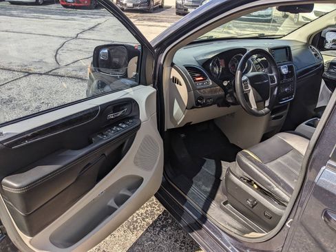 Used 2014 Chrysler Town & Country Touring FWD image 9