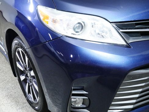 Used 2018 Toyota Sienna XLE w/ XLE Navigation Package image 16