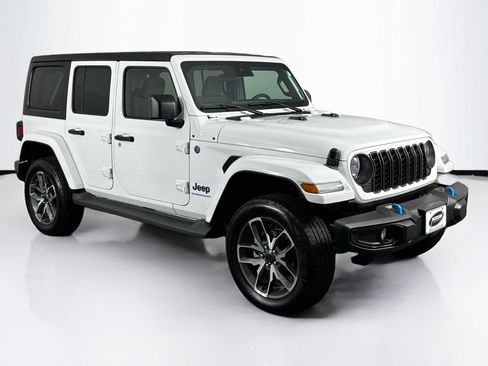 Used 2024 Jeep Wrangler Unlimited w/ Convenience Group AWD/4WD image 2
