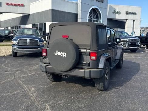 Used 2017 Jeep Wrangler Unlimited Sahara w/ Connectivity Group AWD/4WD image 4