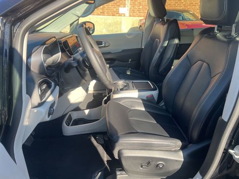 Used 2024 Chrysler Pacifica Touring-L image 16