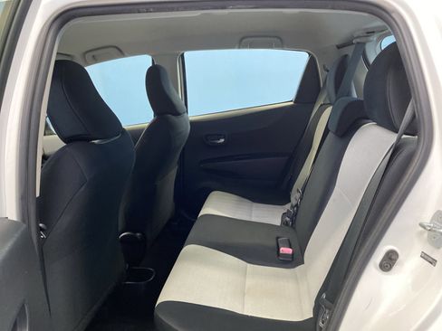 Used 2012 Toyota Yaris 4-Door Hatchback image 19