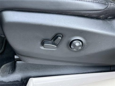 Used 2024 Chrysler Pacifica Touring-L image 33