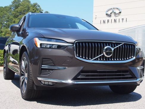 Used 2023 Volvo XC60 B5 Ultimate w/ Protection Package Premier FWD image 2