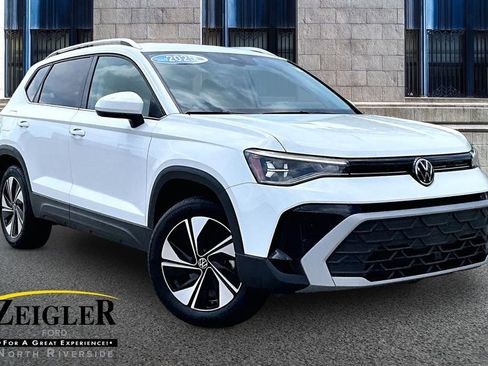 Used 2025 Volkswagen Taos SE AWD/4WD image 1