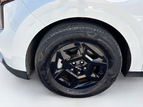Used 2025 Kia Carnival FWD image 36