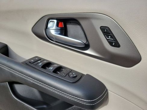 Used 2024 Chrysler Pacifica Touring-L FWD image 12