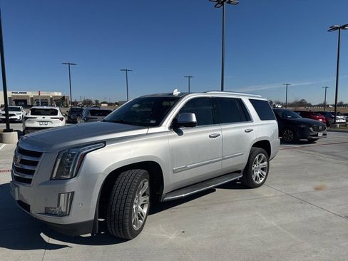 Used 2017 Cadillac Escalade Luxury image 2