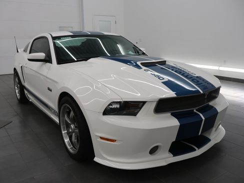 Used 2011 Ford Mustang GT Premium RWD image 2