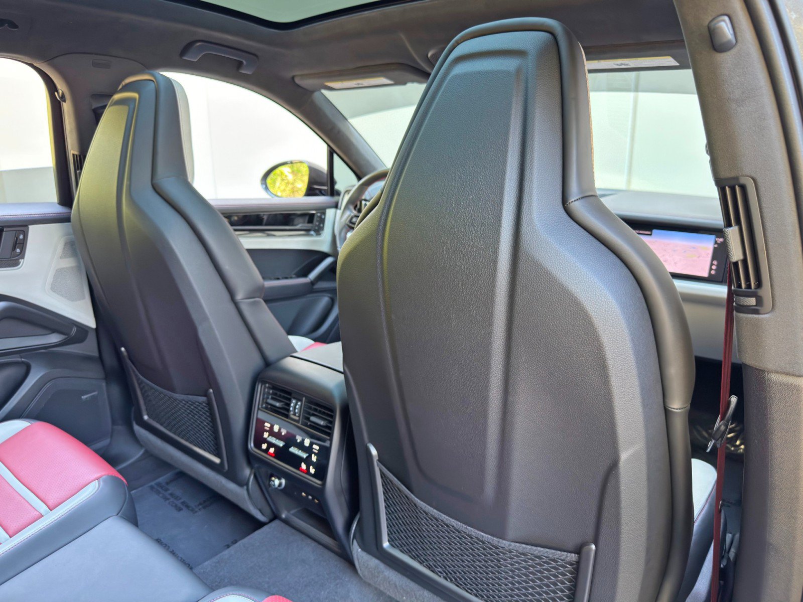 Used 2024 Porsche Cayenne Turbo AWD/4WD image 40