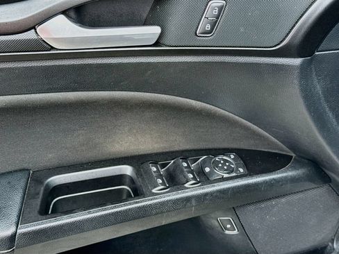 Used 2018 Ford Fusion SE w/ Equipment Group 601A FWD image 18