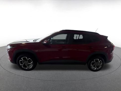 Used 2025 Chevrolet Trax LT FWD image 11