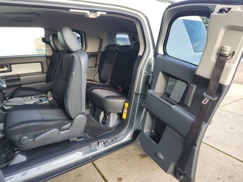 Used 2010 Toyota FJ Cruiser Base image 16