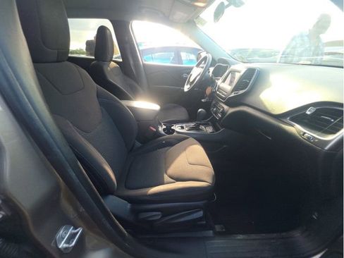 Used 2019 Jeep Cherokee Latitude w/ Popular Appearance Group FWD image 15