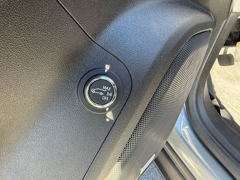 Used 2020 GMC Acadia SLT w/ Driver Alert Package II image 16