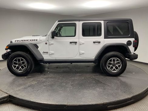 Used 2025 Jeep Wrangler Unlimited Rubicon AWD/4WD image 4