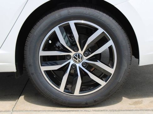 Used 2025 Volkswagen Jetta SE FWD image 22