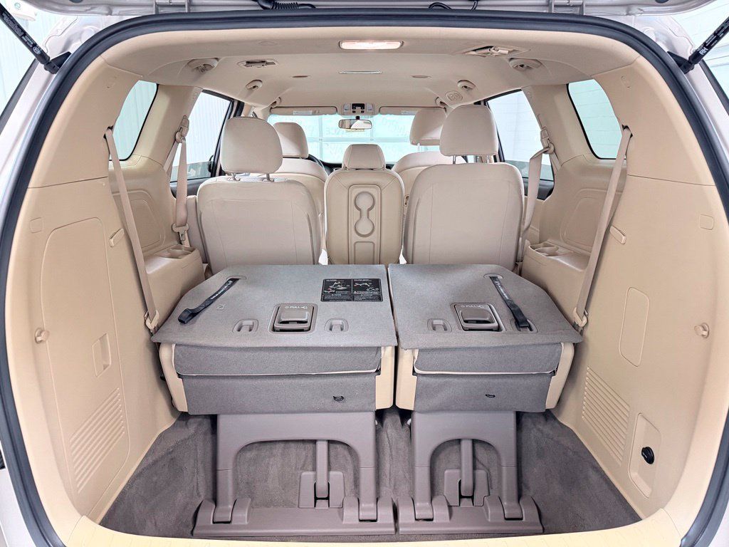 Used 2017 Kia Sedona LX FWD image 28