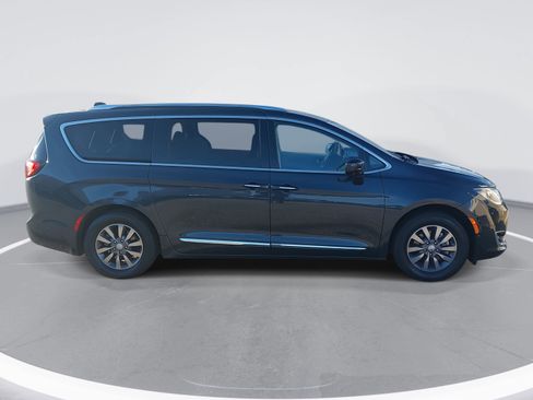 Used 2019 Chrysler Pacifica Touring-L Plus w/ Advanced Safetytec Group image 4