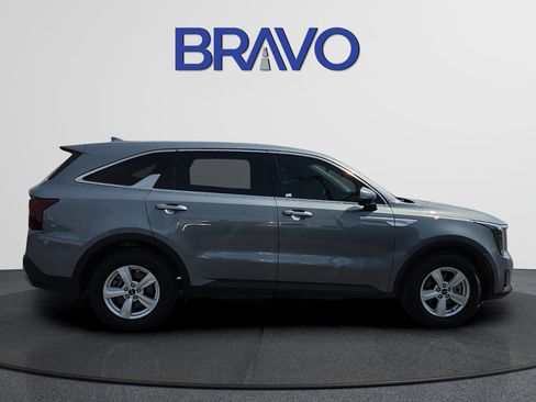 Used 2025 Kia Sorento LX FWD image 5