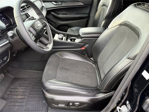 Used 2024 Jeep Grand Cherokee Laredo AWD/4WD image 8