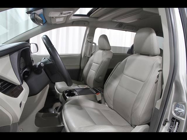 Used 2017 Toyota Sienna XLE Premium AWD/4WD image 5