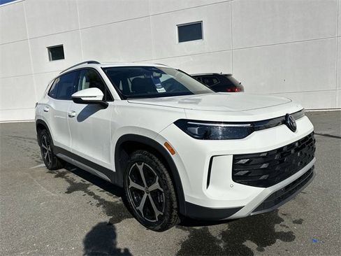 New 2025 Volkswagen Tiguan SE image 7