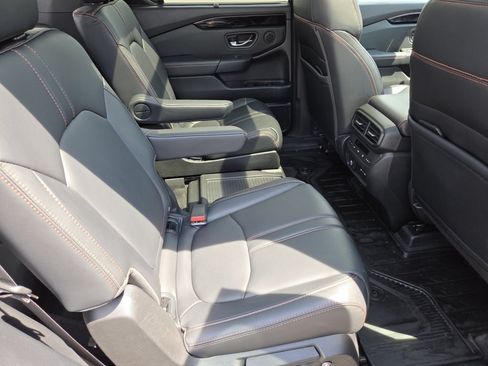 Used 2025 Honda Pilot TrailSport image 33