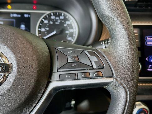 Used 2018 Nissan Kicks SV FWD image 17