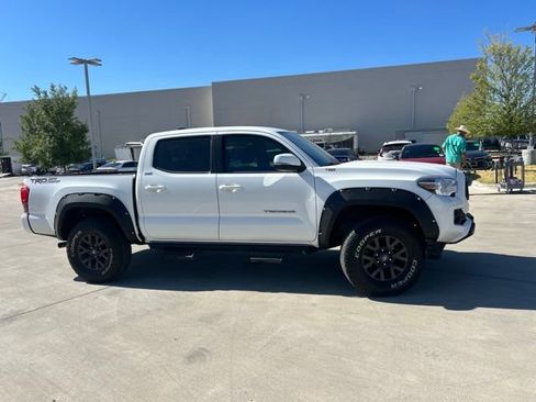 Used 2020 Toyota Tacoma SR5 w/ Technology Package AWD/4WD image 2