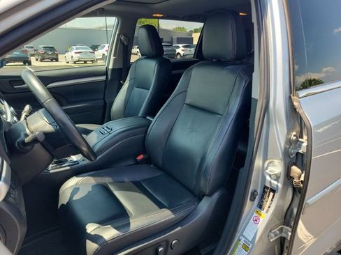 Used 2019 Toyota Highlander XLE AWD/4WD image 20