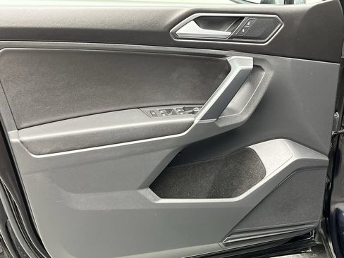 Used 2018 Volkswagen Tiguan SE w/ Panoramic Sunroof Package AWD/4WD image 7