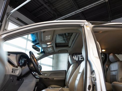 Used 2017 Toyota Sienna XLE image 6