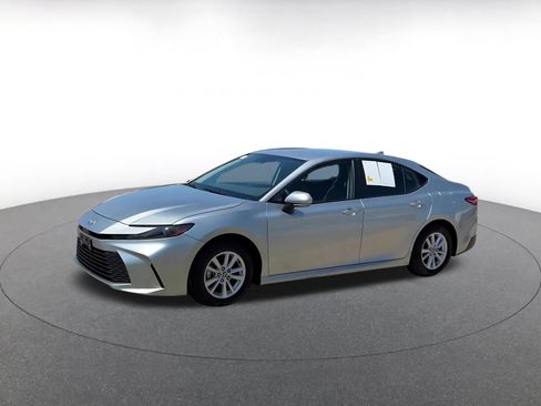 Used 2025 Toyota Camry LE FWD image 4