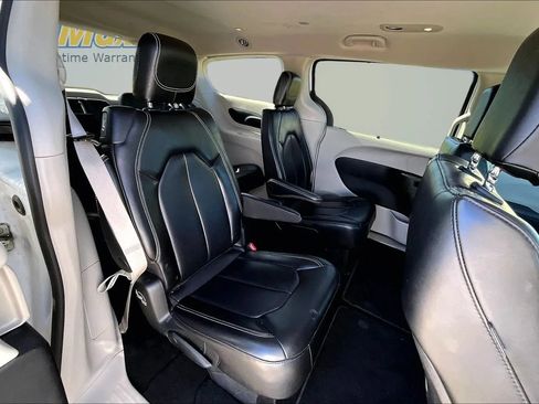 Used 2023 Chrysler Pacifica Touring-L FWD image 23